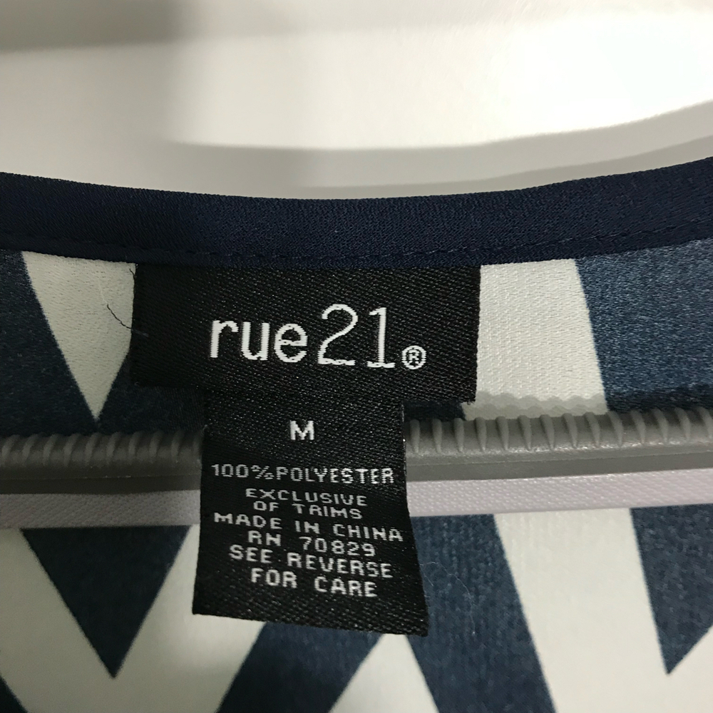 Rue 21 Polyester Blue White Chevron Top Blouse Tunic Medium - Picture 3 of 3